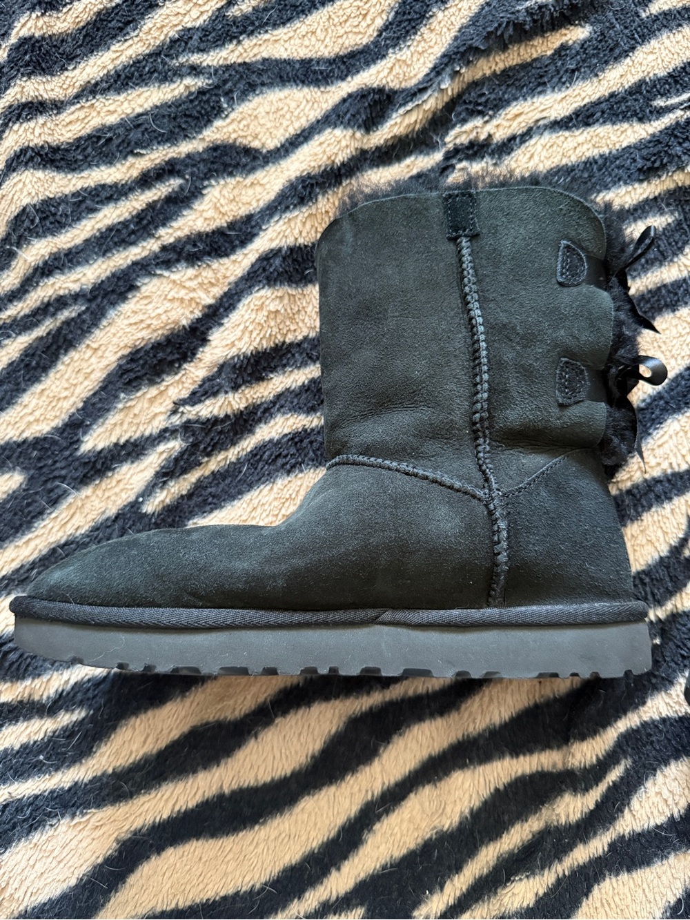 UGG Short Black Bella Bows